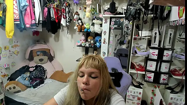 Snapshot of allsson_queen chatting on 12, 7, 2026 allsson queen online show from 12, 7, 2026