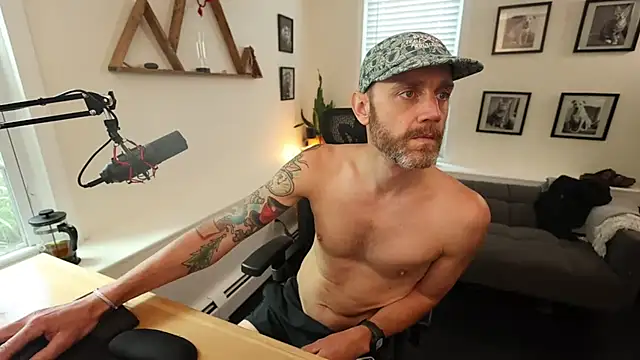 Snapshot of BradBronton chatting on 10, 5, 2026 BradBronton online show from 10, 5, 2026