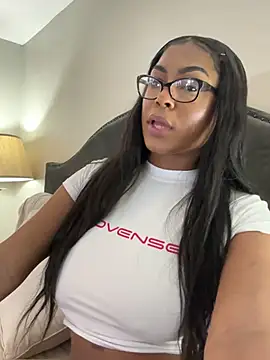 Snapshot of CandyLuxxxx chatting on 21, 2, 2025 CandyLuxxxx online show from 21, 2, 2025