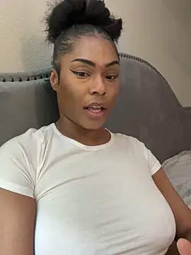 Snapshot of CandyLuxxxx chatting on 6, 3, 2025 CandyLuxxxx online show from 6, 3, 2025