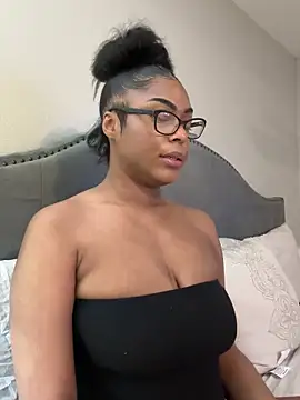 Snapshot of CandyLuxxxx chatting on 6, 3, 2025 CandyLuxxxx online show from 6, 3, 2025