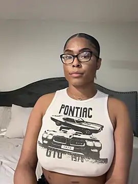Snapshot of CandyLuxxxx chatting on 19, 3, 2025 CandyLuxxxx online show from 19, 3, 2025