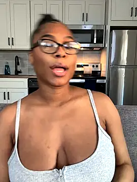 Snapshot of CandyLuxxxx chatting on 16, 9, 2025 CandyLuxxxx online show from 16, 9, 2025