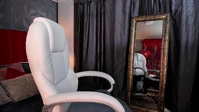  Nicoletteshea  online show from 10, 2, 2025