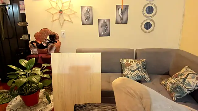 Snapshot of emma_luxy chatting on 21, 2, 2025 emma luxy online show from 21, 2, 2025