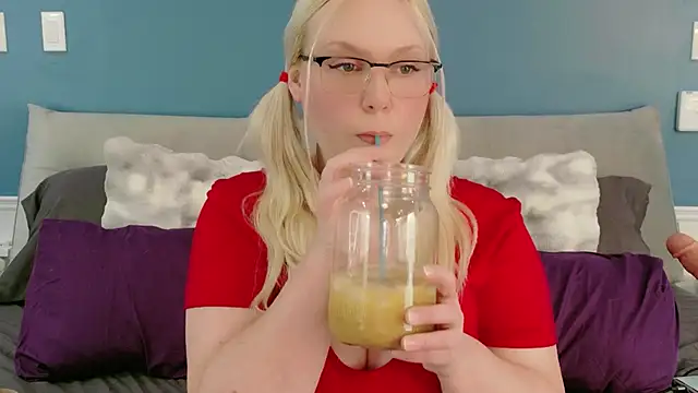 Snapshot of SaraBearXo chatting on 6, 6, 2026 SaraBearXo online show from 6, 6, 2026
