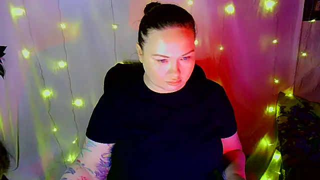 Victoria Marks online show from 23, 11, 2025