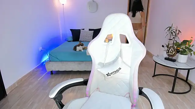 carleee winter online show from 15, 4, 2026