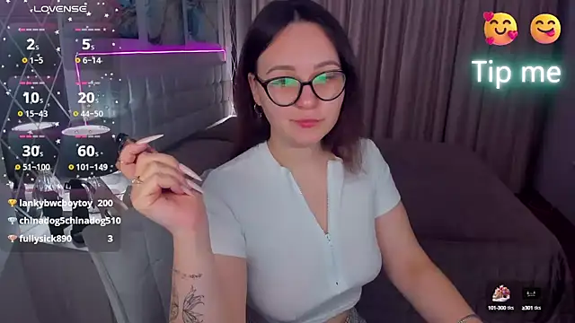 Snapshot of EsterLogan chatting on 2, 2, 2025 EsterLogan online show from 2, 2, 2025