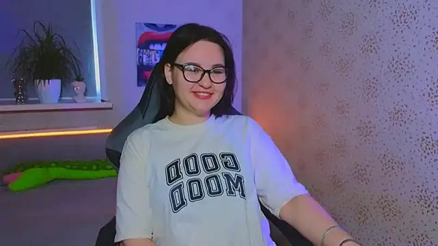 EsterLogan online show from 4, 11, 2025