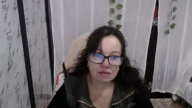 Sonialorens  online show from 5, 3, 2025