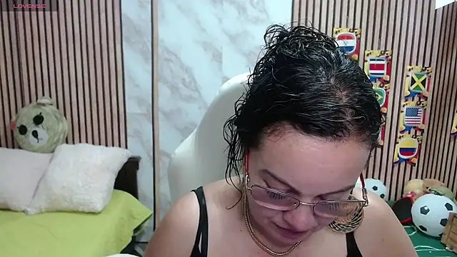 Sonialorens  online show from 8, 7, 2026