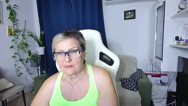 Snapshot of Selenna57 chatting on 6, 4, 2026 Selenna57 online show from 6, 4, 2026