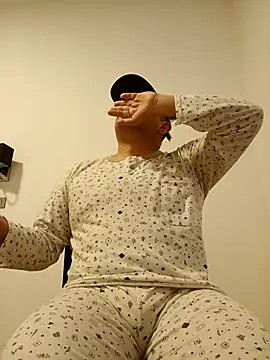 chicoguapo8 online show from 10, 10, 2025