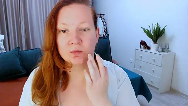 Snapshot of GoddessLara chatting on 2, 10, 2025 GoddessLara online show from 2, 10, 2025