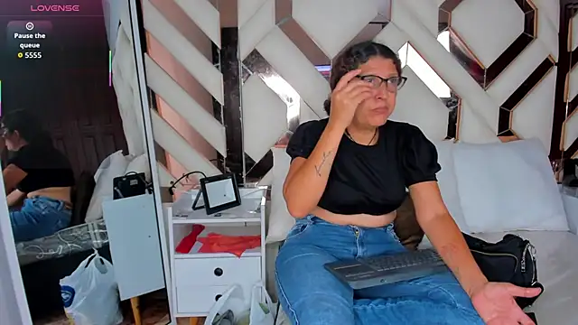 Keyla Milf online show from 19, 12, 2025