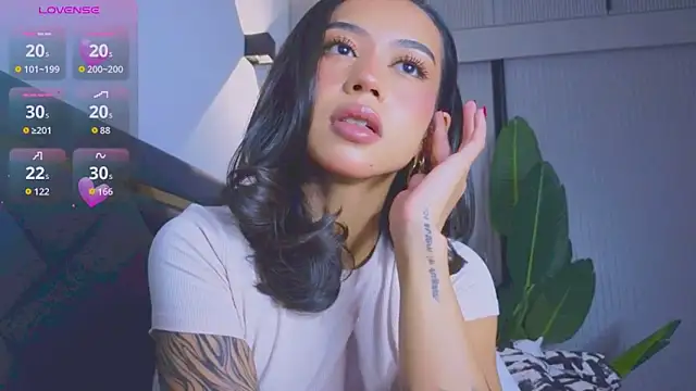 Snapshot of Mia_Tin chatting on 7, 11, 2025 Mia Tin online show from 7, 11, 2025