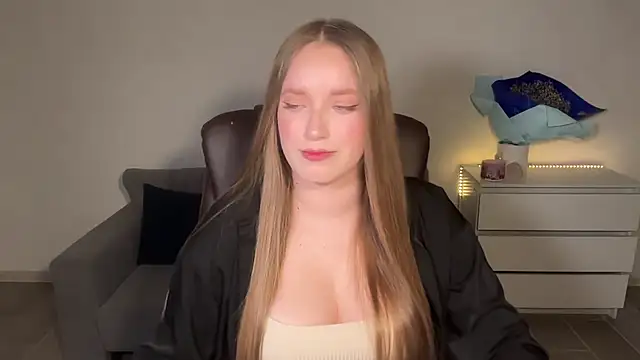 Snapshot of EvaMaddison chatting on 4, 7, 2026 EvaMaddison online show from 4, 7, 2026