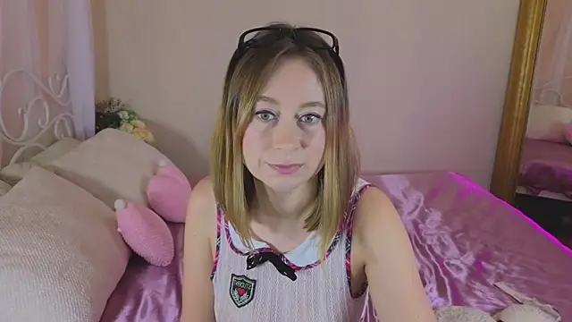 Snapshot of BrookeEvans chatting on 4, 3, 2025 BrookeEvans online show from 4, 3, 2025