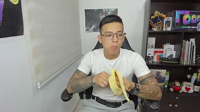 SIXXTOLOVE18 online show from 8, 3, 2025