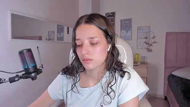 Snapshot of Amaia_Daniells chatting on 11, 9, 2025 Amaia Daniells online show from 11, 9, 2025