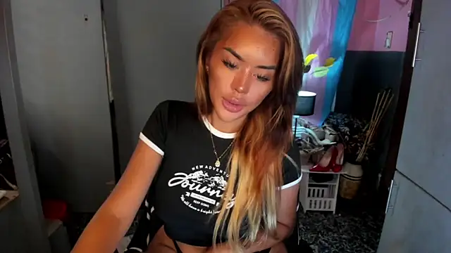 Snapshot of QuiinMollyXxX chatting on 10, 6, 2026 QuiinMollyXxX online show from 10, 6, 2026