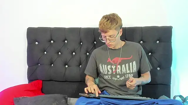 A sexy couple   online show from 5, 10, 2025