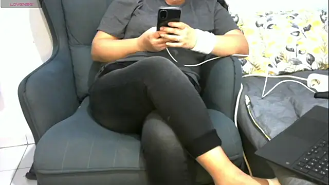 Snapshot of insatiableeee chatting on 18, 1, 2025 insatiableeee online show from 18, 1, 2025