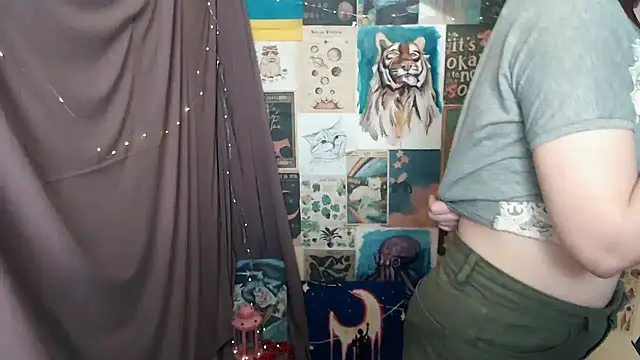 Snapshot of VeryVeryVeryShy_ chatting on 2, 2, 2025 VeryVeryVeryShy online show from 2, 2, 2025