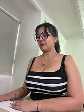 SWEETLILY18 online show from 4, 3, 2025