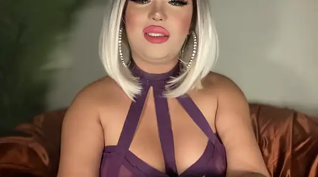 Snapshot of BigDominaMia chatting on 1, 2, 2025 BigDominaMia online show from 1, 2, 2025
