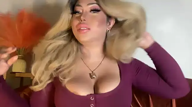 Snapshot of BigDominaMia chatting on 6, 2, 2025 BigDominaMia online show from 6, 2, 2025