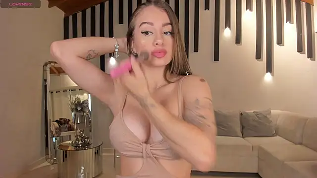 Snapshot of MaryLewis_ chatting on 4, 3, 2025 MaryLewis online show from 4, 3, 2025