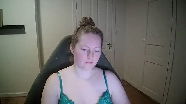 Girlnina-1995 online show from 21, 1, 2025