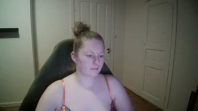 Girlnina-1995 online show from 22, 1, 2025