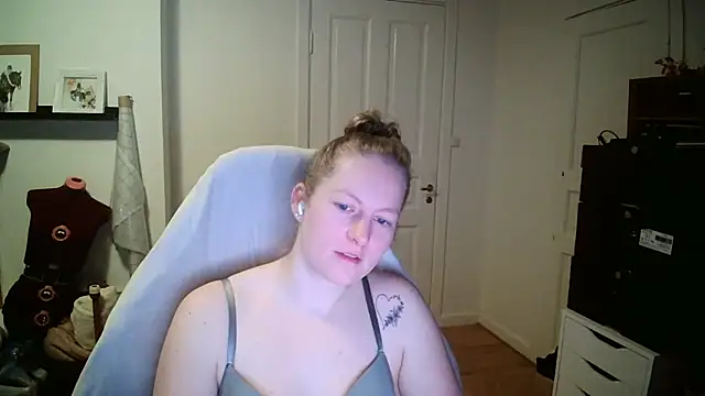 Girlnina-1995 online show from 7, 1, 2026