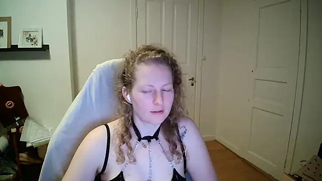 Girlnina-1995 online show from 16, 3, 2026