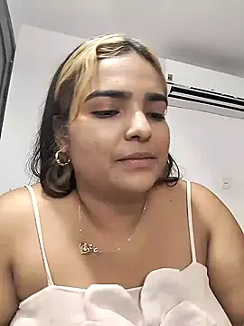 Snapshot of Mayssa_Cute chatting on 23, 12, 2024 Mayssa Cute online show from 23, 12, 2024