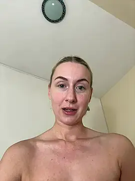 Snapshot of CutieEmy chatting on 31, 12, 2024 CutieEmy online show from 31, 12, 2024