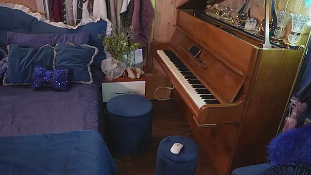 Snapshot of VanessaDoyle chatting on 4, 11, 2025 VanessaDoyle online show from 4, 11, 2025