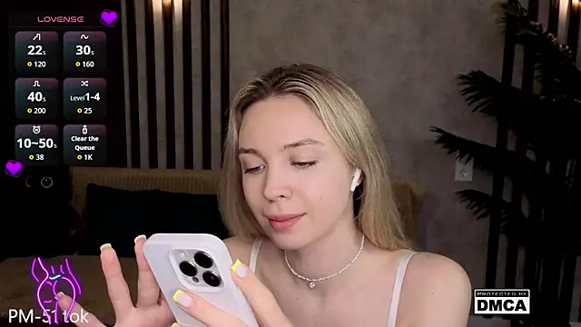 Snapshot of Holl1Would chatting on 25, 4, 2026 Holl1Would online show from 25, 4, 2026
