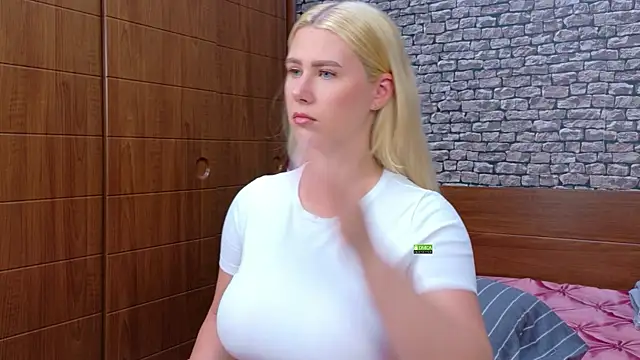 Snapshot of CuteBlondeMe chatting on 18, 6, 2026 CuteBlondeMe online show from 18, 6, 2026