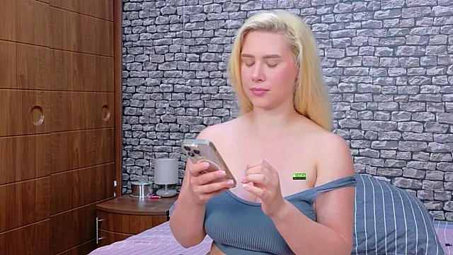 Snapshot of CuteBlondeMe chatting on 6, 7, 2026 CuteBlondeMe online show from 6, 7, 2026