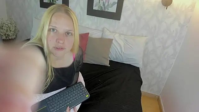 Snapshot of EmilySumer chatting on 31, 10, 2025 EmilySumer online show from 31, 10, 2025