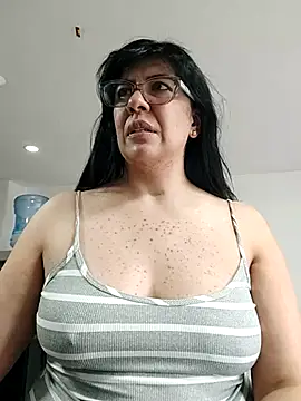 Snapshot of aisha_latina chatting on 15, 7, 2026 aisha latina online show from 15, 7, 2026