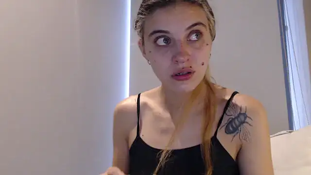 Snapshot of mariecam420 chatting on 8, 1, 2025 mariecam420 online show from 8, 1, 2025