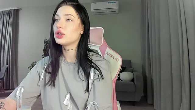 Snapshot of JenniferQueen11 chatting on 18, 2, 2025 JenniferQueen11 online show from 18, 2, 2025