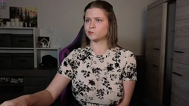 Snapshot of TinniAngel chatting on 10, 9, 2025 TinniAngel online show from 10, 9, 2025