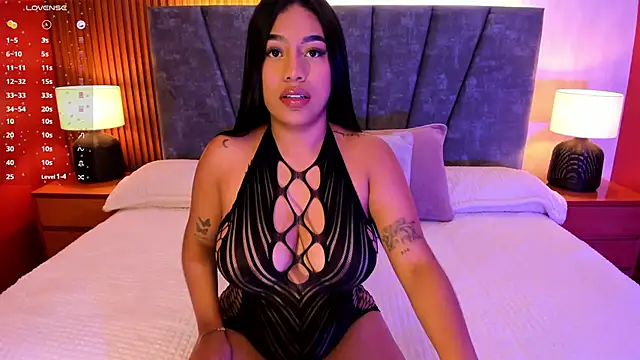 Sara mocca  online show from 8, 10, 2025