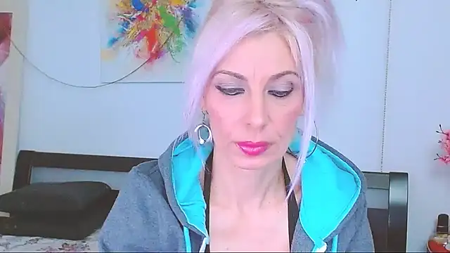 HoneyLara online show from 8, 2, 2025